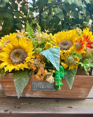 Composizione di girasoli e fiori finti