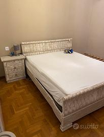 Letto con due comodini