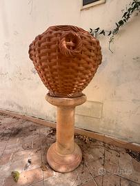 Vaso cesto in terracotta con colonna piedistallo