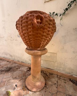 Vaso cesto in terracotta con colonna piedistallo