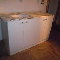 Mobile bianco da bagno con piano in marmo grigio