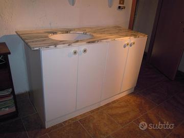 Mobile bianco da bagno con piano in marmo grigio