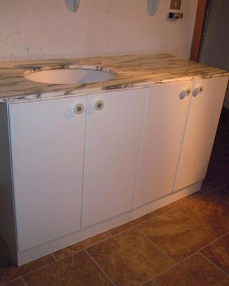 Mobile bianco da bagno con piano in marmo grigio