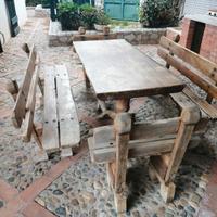 Tavolo con panche in legno massello