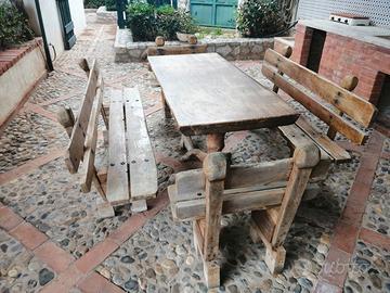 Tavolo con panche in legno massello