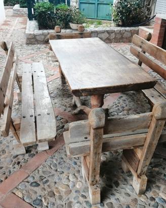 Tavolo con panche in legno massello