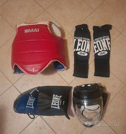 Casco , pettorina , paratibia , guanti .