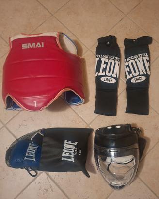 Casco , pettorina , paratibia , guanti .
