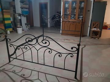 Letto in ferro battuto antico