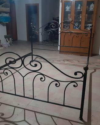 Letto in ferro battuto antico