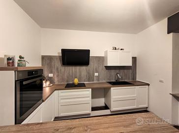 CUCINA BIANCA CON PENISOLA