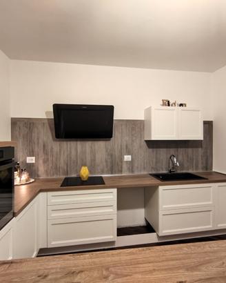 CUCINA BIANCA CON PENISOLA