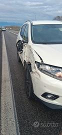 Nissan x trail con gancio traino incidentata