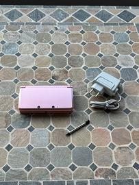 Nintendo 3DS rosa con caricabatterie e pennino