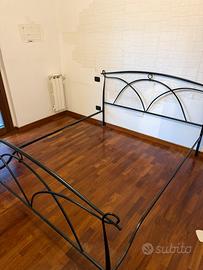 Struttura letto matrimoniale in ferro battuto