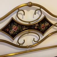 Letto in ottone decorato