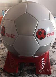 Mini frigo Coca-Cola a forma di pallone da calcio!