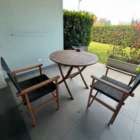 Tavolo da giardino e 2 sedie regista