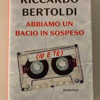 Abbiamo un bacio in sospeso (io e te)