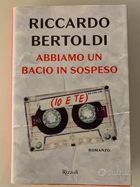 Abbiamo un bacio in sospeso (io e te)