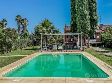 Villa di 160 m² con 5 locali e box auto a Roma