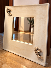 Specchio decorativo vintage con angioletti