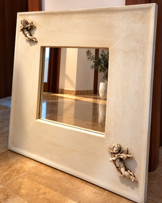 Specchio decorativo vintage con angioletti