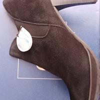 Stivaletti in pelle naturale.Nuovi.