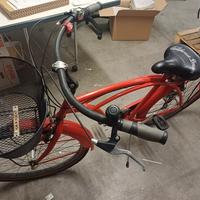 city bike rossa e nera da donna con cestino 