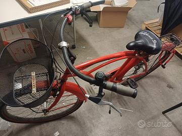 city bike rossa e nera da donna con cestino 
