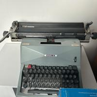 Macchina da scrivere vintage Olivetti 82