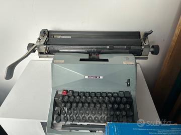 Macchina da scrivere vintage Olivetti 82