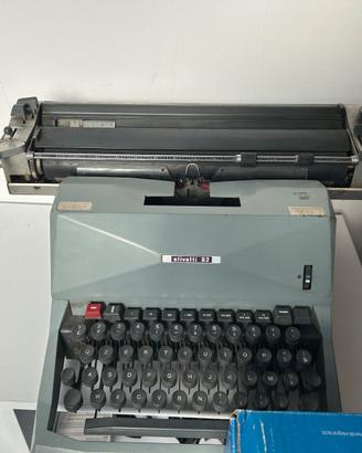 Macchina da scrivere vintage Olivetti 82