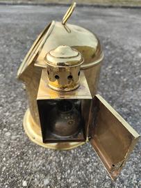 bussola a chiesuola con lampada ad olio.