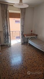 Camera libera di fronte metropolitana gialla