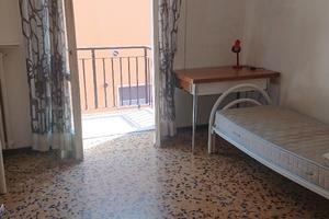 Camera libera di fronte metropolitana gialla