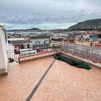 Pozzuoli centro, bilocale con terrazzo