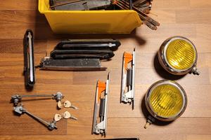 Fanali, frecce a bacchetta e serratura casetto