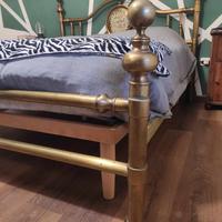Struttura letto in ottone decorato