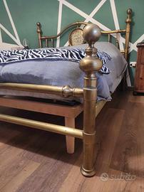 Struttura letto in ottone decorato