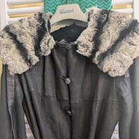 Cappotto nero in camoscio e pelliccia