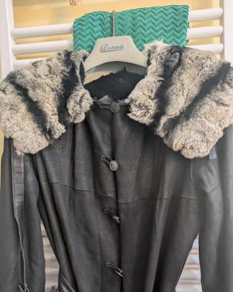 Cappotto nero in camoscio e pelliccia