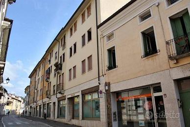 Immobile in asta di 84 m² con 5 locali e box auto 