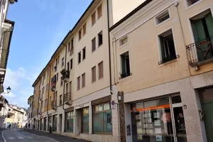 Immobile in asta di 84 m² con 5 locali e box auto 
