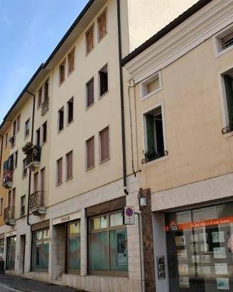 Immobile in asta di 84 m² con 5 locali e box auto 
