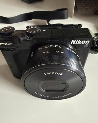 Nikon 1 J5 + Obiettivo 10-30mm f/3.5-5.6 VR