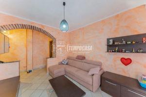 RIF. 609 - AMPIO TRILOCALE IN CENTRO PAESE CON BOX