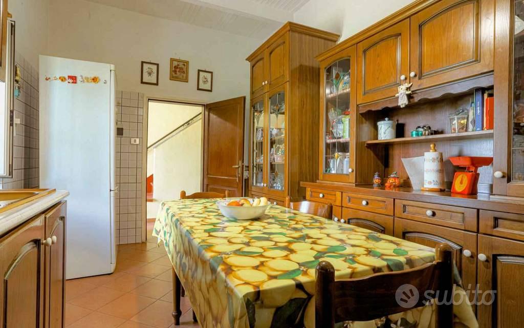 Rustico / Casale di 436 m² con più di 5 locali e b - Vista 4