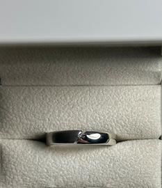 Anello con zircone ed incisione interna