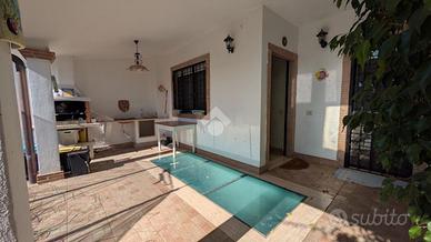 VILLA A SCHIERA A POMEZIA